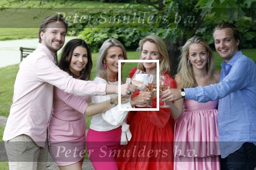 Nuland 13 juni 2022
Presentatie Toos wijn vernoemd naar Toos v d Valk . Bijna de hele familie is aan wezig in de tuin van het familie huis. Sandra v d Valk met haar kinderen