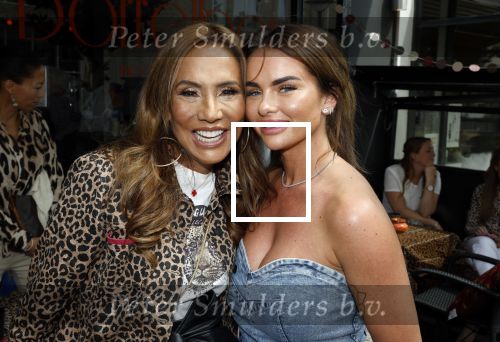 Amsterdam 26 juni 2022
Presentatie nieuwe lijn van Patty Brard en het kruitvat bij de borrelbar. Patty en sarah v Soelen