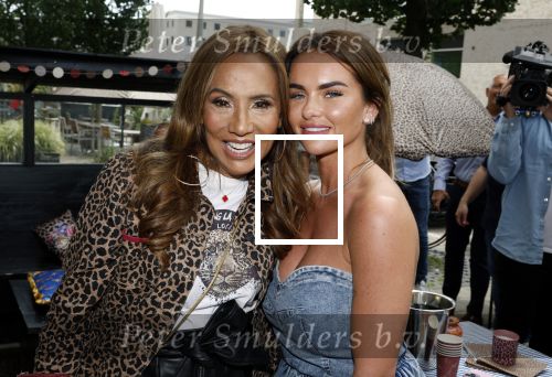 Amsterdam 26 juni 2022
Presentatie nieuwe lijn van Patty Brard en het kruitvat bij de borrelbar. Patty en sarah v Soelen