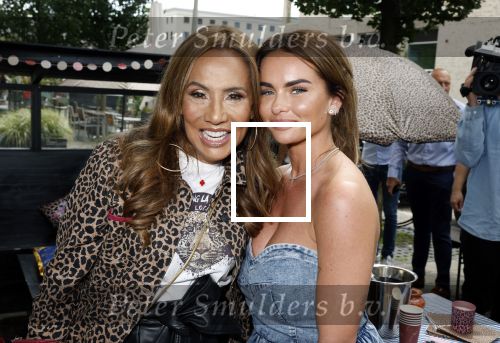 Amsterdam 26 juni 2022
Presentatie nieuwe lijn van Patty Brard en het kruitvat bij de borrelbar. Patty en sarah v Soelen