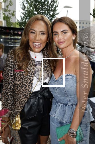 Amsterdam 26 juni 2022
Presentatie nieuwe lijn van Patty Brard en het kruitvat bij de borrelbar. Patty en sarah v Soelen