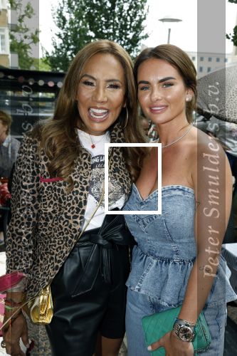 Amsterdam 26 juni 2022
Presentatie nieuwe lijn van Patty Brard en het kruitvat bij de borrelbar. Patty en sarah v Soelen