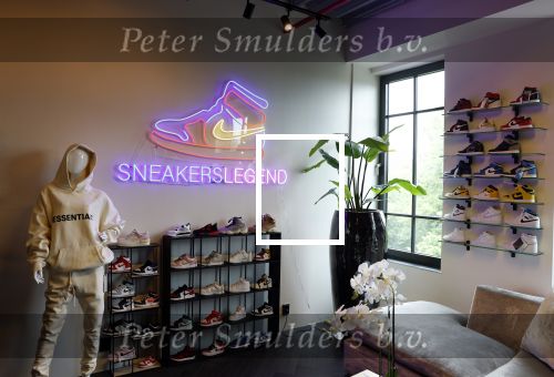 Amsterdam 8 junio 2022
Showroom sneakerslegend in Amsterdam . Heel veel Bn ers kopen daar hun schoenen/ sneakers.