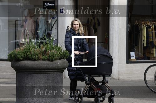 Amsterdam 30 maart 2022
Stephanie Klaver achter de kinderwagen in Amsterdam zuid