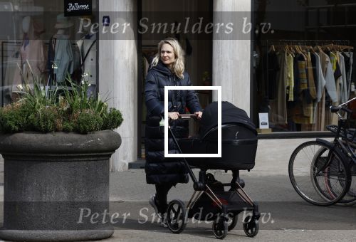 Amsterdam 30 maart 2022
Stephanie Klaver achter de kinderwagen in Amsterdam zuid