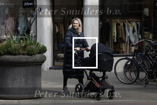 Amsterdam 30 maart 2022
Stephanie Klaver achter de kinderwagen in Amsterdam zuid
