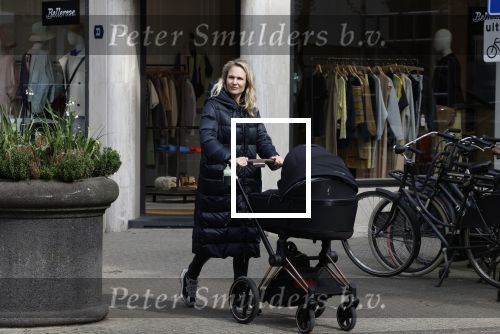 Amsterdam 30 maart 2022
Stephanie Klaver achter de kinderwagen in Amsterdam zuid