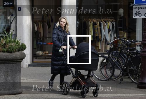 Amsterdam 30 maart 2022
Stephanie Klaver achter de kinderwagen in Amsterdam zuid