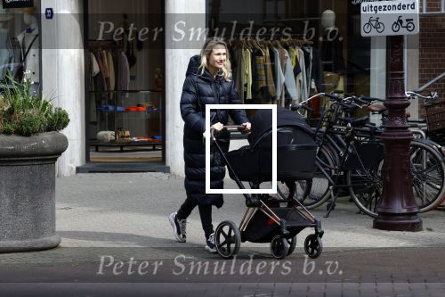 Amsterdam 30 maart 2022
Stephanie Klaver achter de kinderwagen in Amsterdam zuid