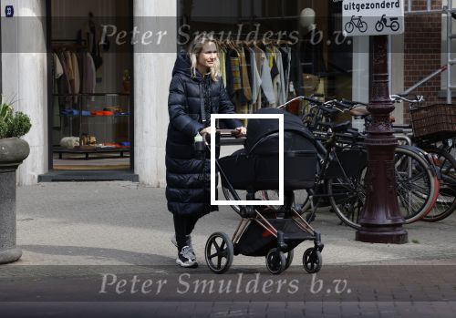 Amsterdam 30 maart 2022
Stephanie Klaver achter de kinderwagen in Amsterdam zuid