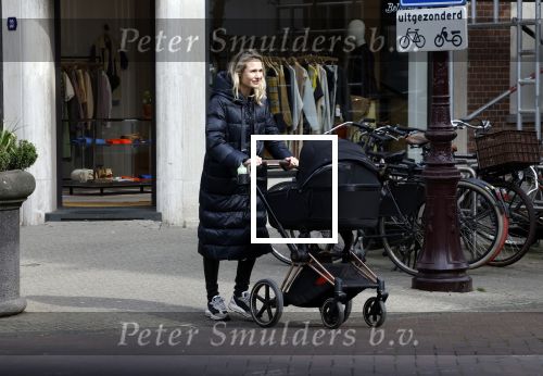 Amsterdam 30 maart 2022
Stephanie Klaver achter de kinderwagen in Amsterdam zuid