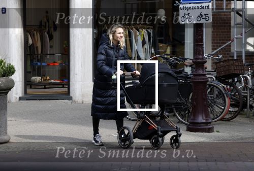 Amsterdam 30 maart 2022
Stephanie Klaver achter de kinderwagen in Amsterdam zuid