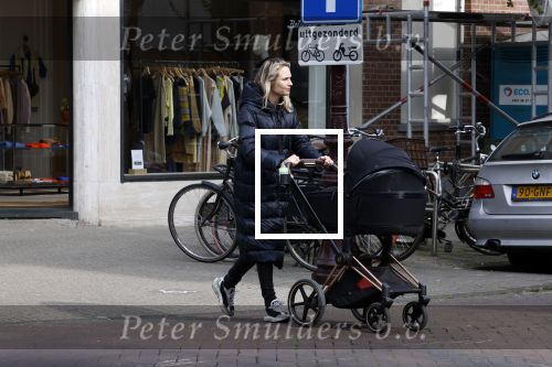 Amsterdam 30 maart 2022
Stephanie Klaver achter de kinderwagen in Amsterdam zuid
