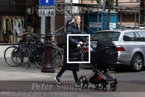 Amsterdam 30 maart 2022
Stephanie Klaver achter de kinderwagen in Amsterdam zuid