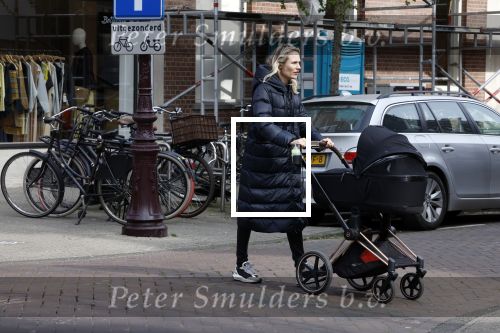 Amsterdam 30 maart 2022
Stephanie Klaver achter de kinderwagen in Amsterdam zuid