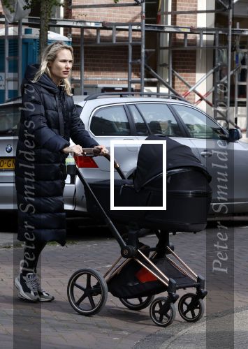 Amsterdam 30 maart 2022
Stephanie Klaver achter de kinderwagen in Amsterdam zuid