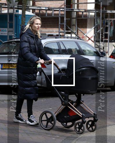 Amsterdam 30 maart 2022
Stephanie Klaver achter de kinderwagen in Amsterdam zuid