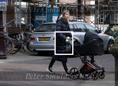 Amsterdam 30 maart 2022
Stephanie Klaver achter de kinderwagen in Amsterdam zuid