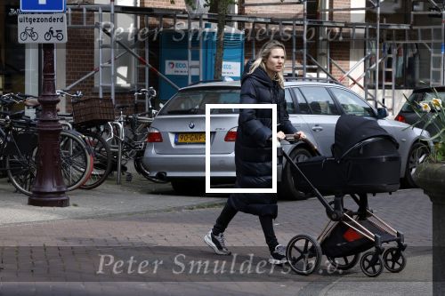 Amsterdam 30 maart 2022
Stephanie Klaver achter de kinderwagen in Amsterdam zuid