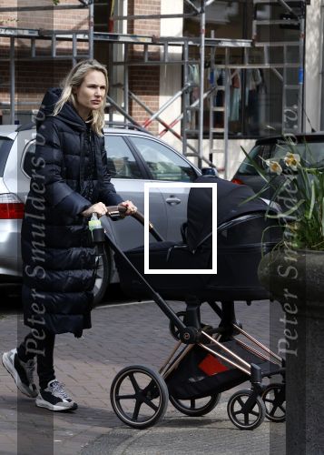 Amsterdam 30 maart 2022
Stephanie Klaver achter de kinderwagen in Amsterdam zuid