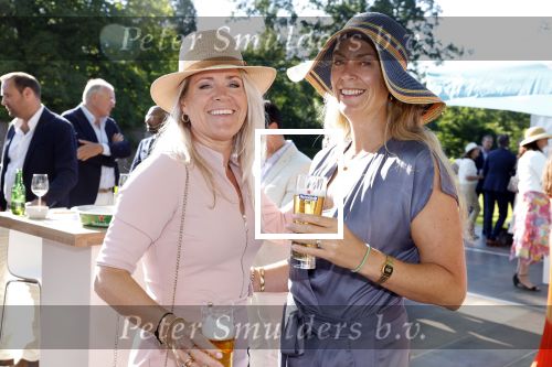 Haarzuilens 22 juni 2022
Haringparty bij kasteel de Haar in Haarzuilens .
Suzanne Jacobs met een vriendin