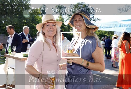 Haarzuilens 22 juni 2022
Haringparty bij kasteel de Haar in Haarzuilens .
Suzanne Jacobs met een vriendin