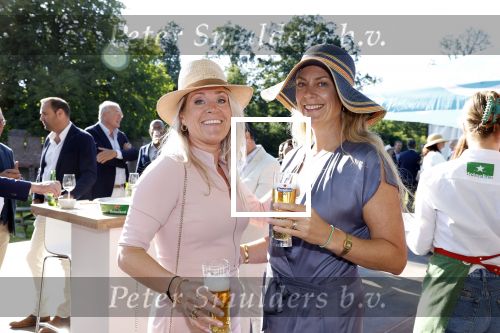 Haarzuilens 22 juni 2022
Haringparty bij kasteel de Haar in Haarzuilens .
Suzanne Jacobs met een vriendin