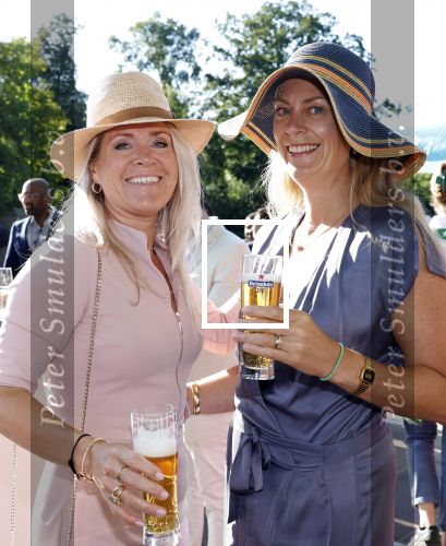 Haarzuilens 22 juni 2022
Haringparty bij kasteel de Haar in Haarzuilens .
Suzanne Jacobs met een vriendin