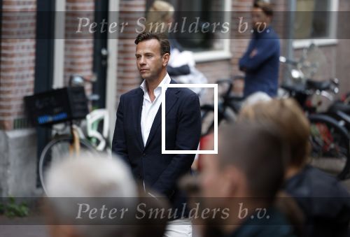 Amsterdam 6 juli 2022
Precies 1 jaar geleden werd op deze plek Peter R de Vries neergeschoten. De redaktie en presentatoren van RTL Boulevard leggen een witte roos neer . OA aanwezig Georgette Schlick Peter v d Vorst Sven Sauve Marieke Elsinga Vivienne v d Assem Aran Bade Jeroen Kijk in de Vegte Arno Kantelberg Eveline Stallaart Clarice Stenger Leon de Ruyter Dries Roelvink en Tim Oliehoek .
