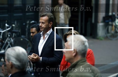 Amsterdam 6 juli 2022
Precies 1 jaar geleden werd op deze plek Peter R de Vries neergeschoten. De redaktie en presentatoren van RTL Boulevard leggen een witte roos neer . OA aanwezig Georgette Schlick Peter v d Vorst Sven Sauve Marieke Elsinga Vivienne v d Assem Aran Bade Jeroen Kijk in de Vegte Arno Kantelberg Eveline Stallaart Clarice Stenger Leon de Ruyter Dries Roelvink en Tim Oliehoek .