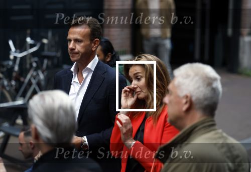 Amsterdam 6 juli 2022
Precies 1 jaar geleden werd op deze plek Peter R de Vries neergeschoten. De redaktie en presentatoren van RTL Boulevard leggen een witte roos neer . OA aanwezig Georgette Schlick Peter v d Vorst Sven Sauve Marieke Elsinga Vivienne v d Assem Aran Bade Jeroen Kijk in de Vegte Arno Kantelberg Eveline Stallaart Clarice Stenger Leon de Ruyter Dries Roelvink en Tim Oliehoek .
