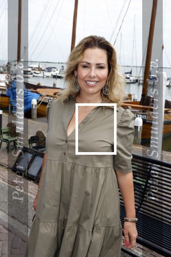 Volendam 30 juni 2022
CD presentatie bij Lotje van Edwin v Hoevelaak en zijn vriendin Natasja Poels . jan Keizer reikte de eerste cd uit. Tamara Tol