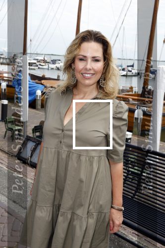 Volendam 30 juni 2022
CD presentatie bij Lotje van Edwin v Hoevelaak en zijn vriendin Natasja Poels . jan Keizer reikte de eerste cd uit. Tamara Tol
