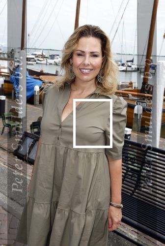 Volendam 30 juni 2022
CD presentatie bij Lotje van Edwin v Hoevelaak en zijn vriendin Natasja Poels . jan Keizer reikte de eerste cd uit. Tamara Tol