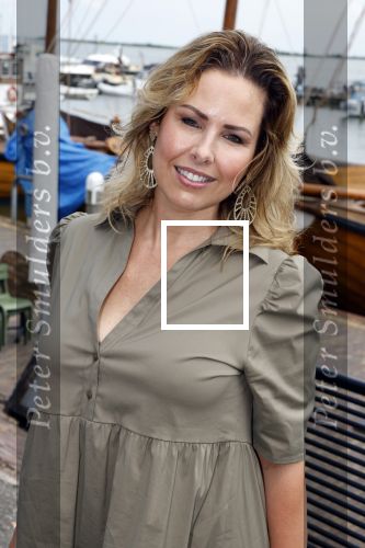 Volendam 30 juni 2022
CD presentatie bij Lotje van Edwin v Hoevelaak en zijn vriendin Natasja Poels . jan Keizer reikte de eerste cd uit. Tamara Tol