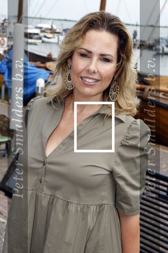 Volendam 30 juni 2022
CD presentatie bij Lotje van Edwin v Hoevelaak en zijn vriendin Natasja Poels . jan Keizer reikte de eerste cd uit. Tamara Tol