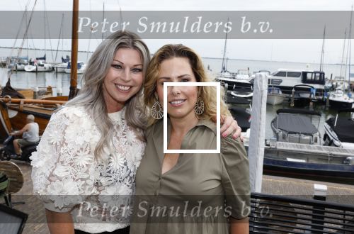 Volendam 30 juni 2022
CD presentatie bij Lotje van Edwin v Hoevelaak en zijn vriendin Natasja Poels . jan Keizer reikte de eerste cd uit. Tamara Tol