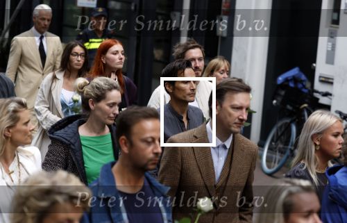 Amsterdam 6 juli 2022
Precies 1 jaar geleden werd op deze plek Peter R de Vries neergeschoten. De redaktie en presentatoren van RTL Boulevard leggen een witte roos neer . OA aanwezig Georgette Schlick Peter v d Vorst Sven Sauve Marieke Elsinga Vivienne v d Assem Aran Bade Jeroen Kijk in de Vegte Arno Kantelberg Eveline Stallaart Clarice Stenger Leon de Ruyter Dries Roelvink en Tim Oliehoek .