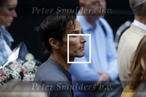 Amsterdam 6 juli 2022
Precies 1 jaar geleden werd op deze plek Peter R de Vries neergeschoten. De redaktie en presentatoren van RTL Boulevard leggen een witte roos neer . OA aanwezig Georgette Schlick Peter v d Vorst Sven Sauve Marieke Elsinga Vivienne v d Assem Aran Bade Jeroen Kijk in de Vegte Arno Kantelberg Eveline Stallaart Clarice Stenger Leon de Ruyter Dries Roelvink en Tim Oliehoek .