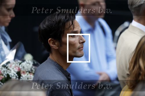 Amsterdam 6 juli 2022
Precies 1 jaar geleden werd op deze plek Peter R de Vries neergeschoten. De redaktie en presentatoren van RTL Boulevard leggen een witte roos neer . OA aanwezig Georgette Schlick Peter v d Vorst Sven Sauve Marieke Elsinga Vivienne v d Assem Aran Bade Jeroen Kijk in de Vegte Arno Kantelberg Eveline Stallaart Clarice Stenger Leon de Ruyter Dries Roelvink en Tim Oliehoek .