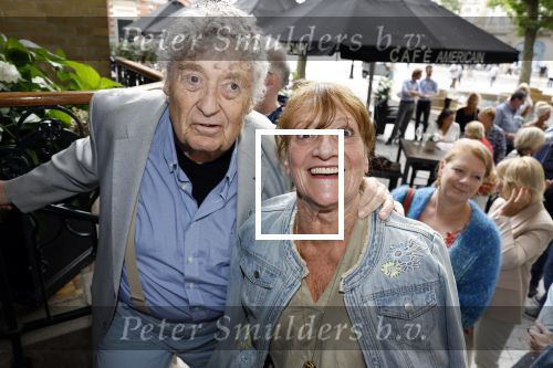 Amsterdam 1 juli 2022
Onthulling kunstwerk met daarop Willy Alberti en Johnny Kraaijkamp bij hotel Americain.
Aanwezig de kinderen Tonny Alberti en Willeke Alberti en Johnny Kraaijkamp en Sanne Kraaijkamp. Tonny Eyk kwam met zijn vrouw