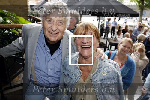 Amsterdam 1 juli 2022
Onthulling kunstwerk met daarop Willy Alberti en Johnny Kraaijkamp bij hotel Americain.
Aanwezig de kinderen Tonny Alberti en Willeke Alberti en Johnny Kraaijkamp en Sanne Kraaijkamp. Tonny Eyk kwam met zijn vrouw