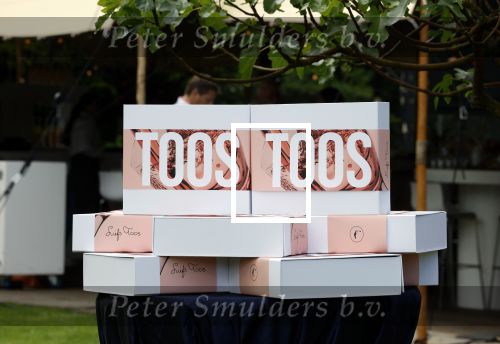 Nuland 13 juni 2022
Presentatie Toos wijn vernoemd naar Toos v d Valk . Bijna de hele familie is aan wezig in de tuin van het familie huis.