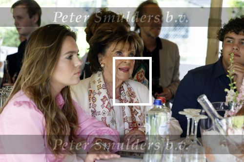 Nuland 13 juni 2022
Presentatie Toos wijn vernoemd naar Toos v d Valk . Bijna de hele familie is aan wezig in de tuin van het familie huis.