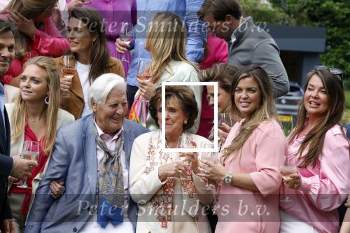 Nuland 13 juni 2022
Presentatie Toos wijn vernoemd naar Toos v d Valk . Bijna de hele familie is aan wezig in de tuin van het familie huis.