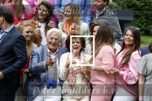 Nuland 13 juni 2022
Presentatie Toos wijn vernoemd naar Toos v d Valk . Bijna de hele familie is aan wezig in de tuin van het familie huis.