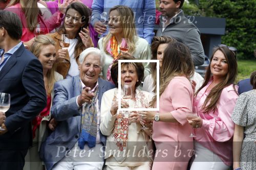 Nuland 13 juni 2022
Presentatie Toos wijn vernoemd naar Toos v d Valk . Bijna de hele familie is aan wezig in de tuin van het familie huis.