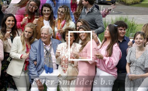 Nuland 13 juni 2022
Presentatie Toos wijn vernoemd naar Toos v d Valk . Bijna de hele familie is aan wezig in de tuin van het familie huis.
