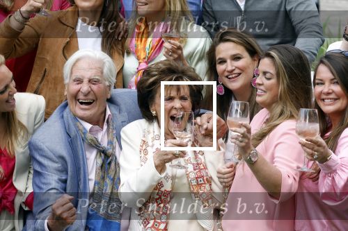 Nuland 13 juni 2022
Presentatie Toos wijn vernoemd naar Toos v d Valk . Bijna de hele familie is aan wezig in de tuin van het familie huis.