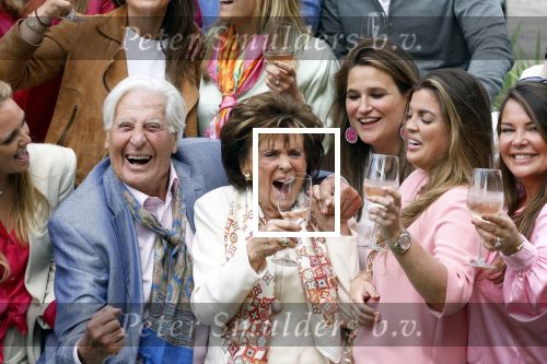 Nuland 13 juni 2022
Presentatie Toos wijn vernoemd naar Toos v d Valk . Bijna de hele familie is aan wezig in de tuin van het familie huis.